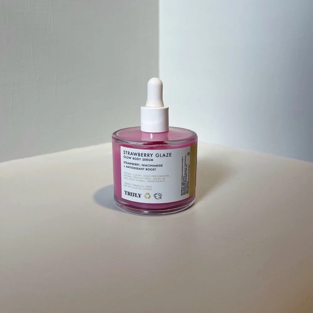 NWT TRULY Strawberry Glaze Glow Body Serum